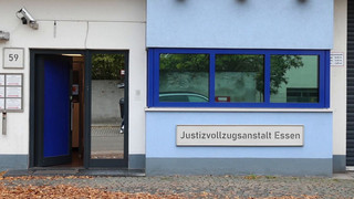 Handys geschmuggelt? Essener JVA-Bediensteter festgenommen