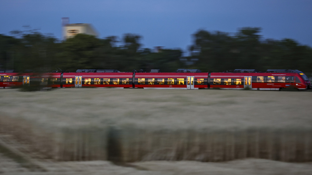 Eine Regionalbahn fährt am Abend.