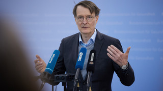 Lauterbach von Demonstranten in Berlin bedrängt