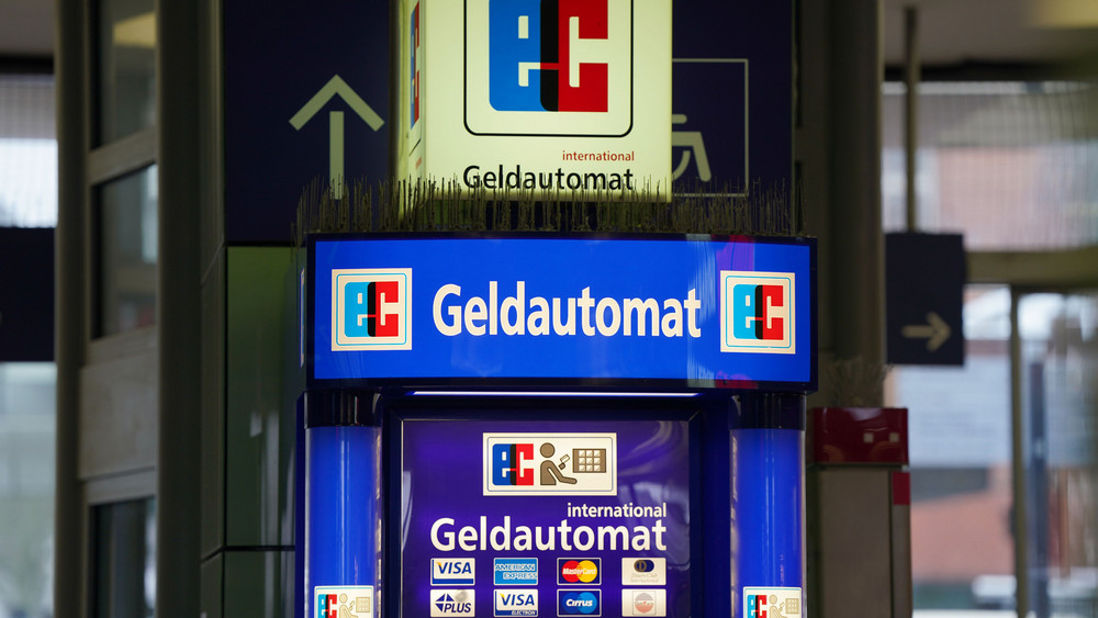 In Bad Hersfeld hat es an einem Bankautomat einen Fall von "Cash Trapping" gegeben (Symbolbild). 