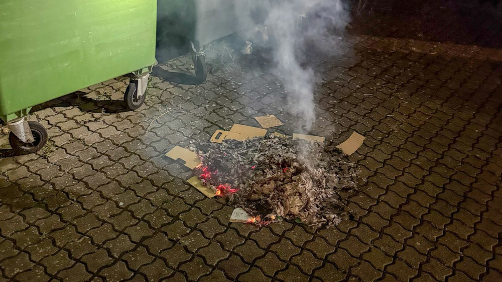 Die Feuerwehr konnte den brennenden Unrat schnell löschen.