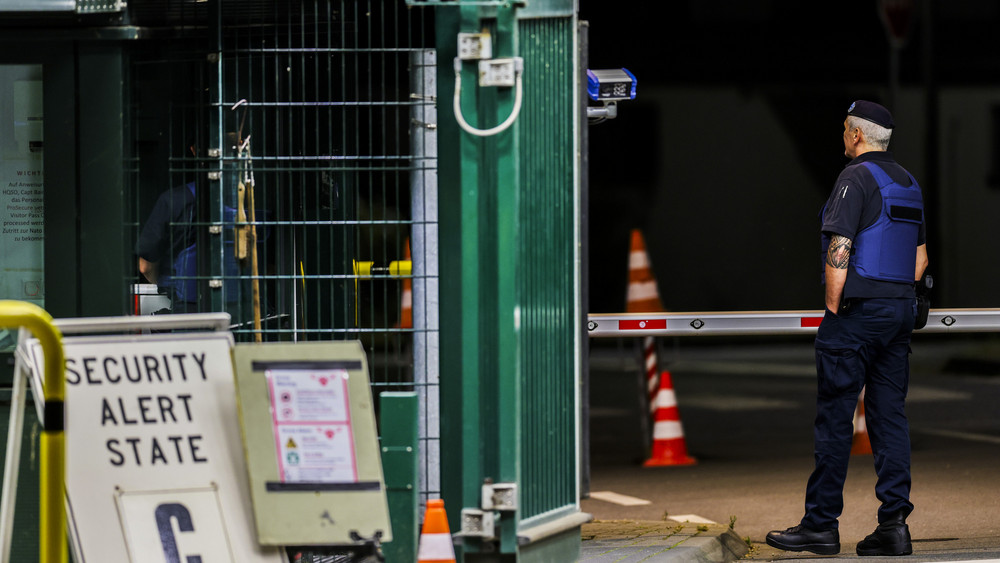 Nach Sicherheitsvorfällen an Militärstandorten schickt die Nato Mitarbeiter am Flugplatz Geilenkirchen nach Hause.