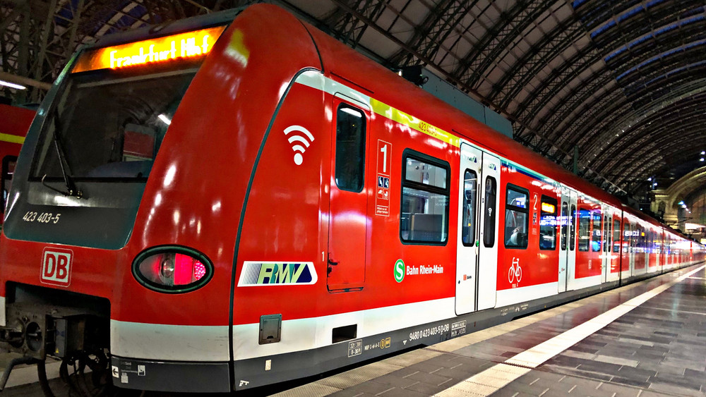 Eine neue Bahn soll küntig die Gäste noch schneller von Frankfurt nach Hanau bringen. Die Vorarbeiten in Frankfurt dafür beginnen im Februar (Symbolbild).