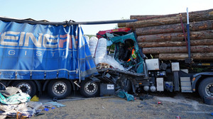 A44 bei Kassel: Schwerer LKW-Unfall mit Vollsperrung und Verletzten