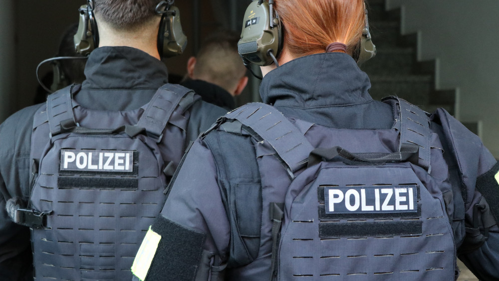 Bereitschaftspolizisten bei einer der Wohnungsdurchsungen von Tatverdächtigen heute Morgen in Wiesbaden.