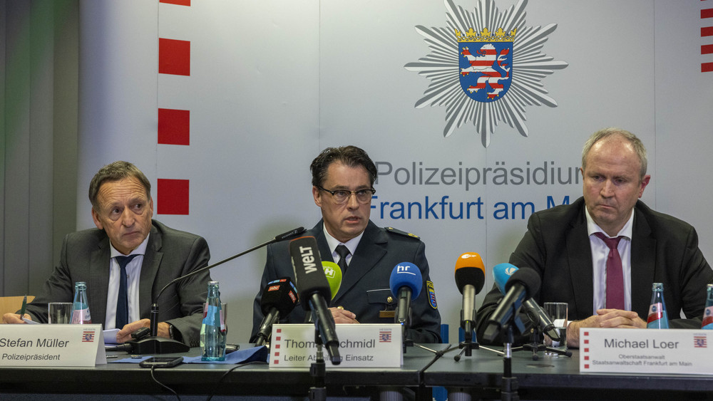 Polizeipräsident Stefan Müller, Thomas Schmidl, Leiter Abteilung Einsatz, und Oberstaatsanwalt Michael Loer geben eine Pressekonferenz zu den Ausschreitungen während des Bundesligaspiel zwischen Eintracht Frankfurt und VFB Stuttgart am Samstag.