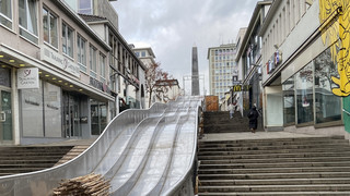 Weihnachtsmarkt in Kassel: Riesen-Rutsche auf der Treppenstraße steht