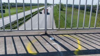 Steinewerfer auf B3 bei Friedberg - LKW-Frontscheibe getroffen