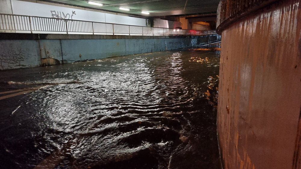 In Darmstadt-Wixhausen lief eine Bahnunterführung voll Wasser.