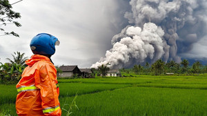 Vulkan Semeru ausgebrochen - Verletzte und schwere Schäden