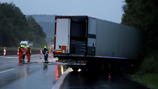 Gefahrgutunfall auf der Autobahn A7 - Lkw kommt von Fahrbahn ab