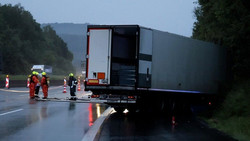 Gefahrgutunfall auf der Autobahn A7 - Lkw kommt von Fahrbahn ab