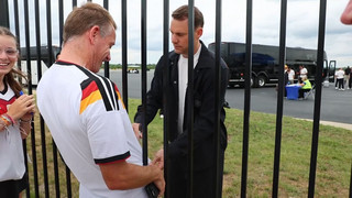 DFB-Stars heben ab – vorher gibt's Autogramme