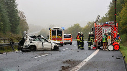 BMW überschlägt sich mehrfach - Fahrer hat großes Glück