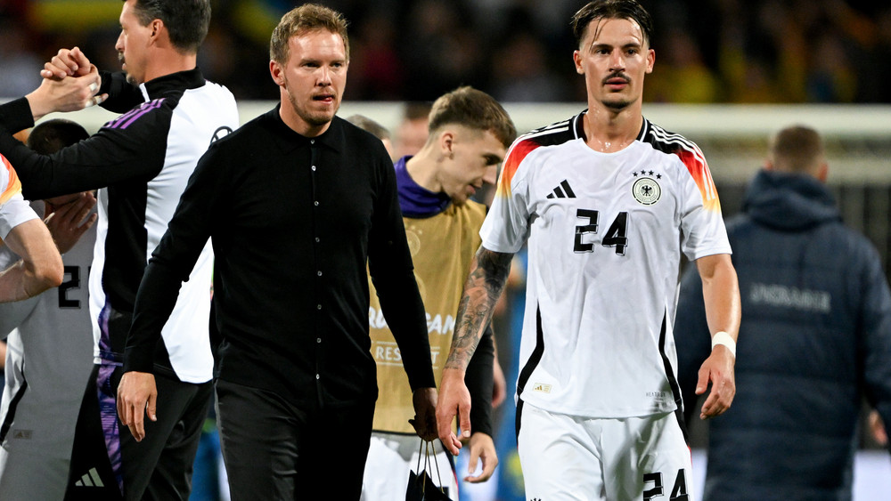 Nationalspieler und Eintracht-Abwehrchef Robin Koch mit Bundestrainer Julian Nagelsmann.