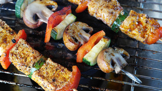 Lachssteak mit Gurke: Leckeres Rezept vom Grill
