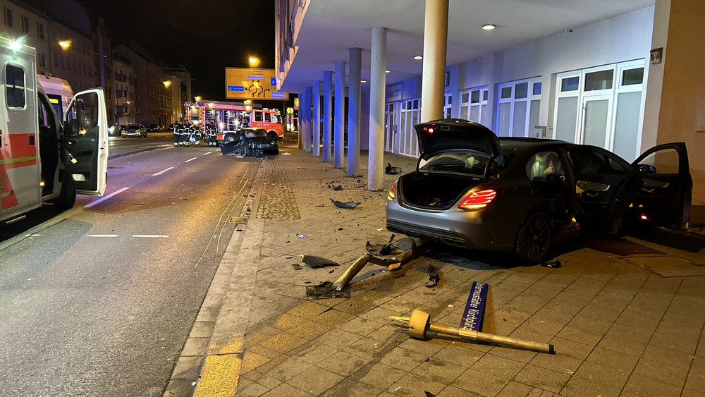 Bei einem Unfall im Kasseler Stadtteil Unterneustadt sind in der Nacht zu Samstag (24.02.) sechs Männer verletzt worden, zwei davon schwer. Die Polizei geht davon aus, dass ein beteiligter Fahrer sich ein Rennen mit einem anderen Auto lieferte. Die Ermittler suchen Zeugen.