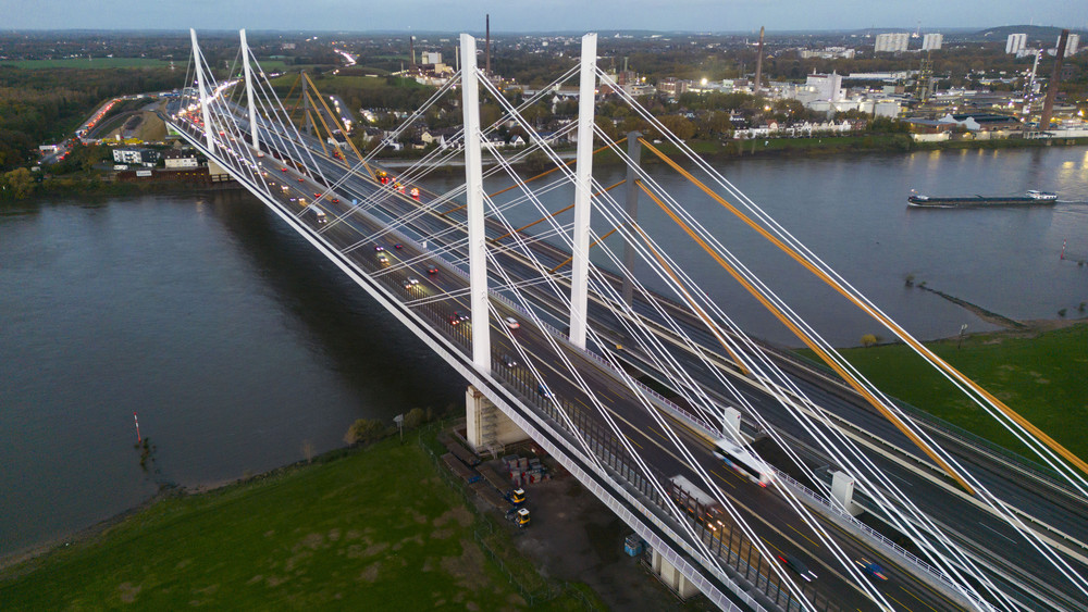 An der Leverkusener A1-Rheinbrücke ist es zu einem schweren Unfall mit einem Toten und mehreren Verletzten gekommen.