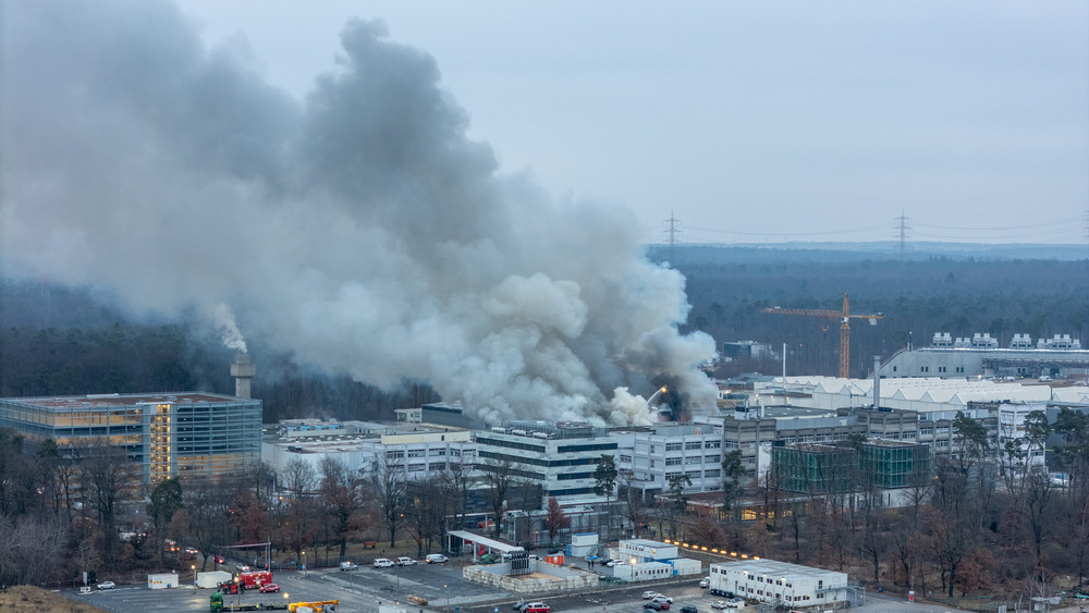 Große Rauchsäule über Gebäudekomplex in Darmstadt-Wixhausen.