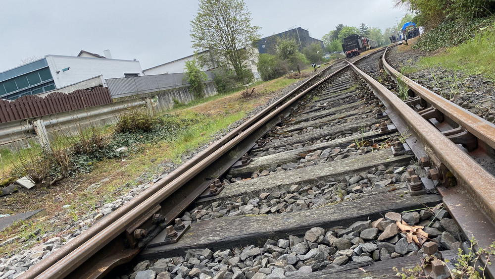 Auf den stillgelegten Schienen der Aartlbahn könnten in ein paar Jahren wieder Züge fahren. 