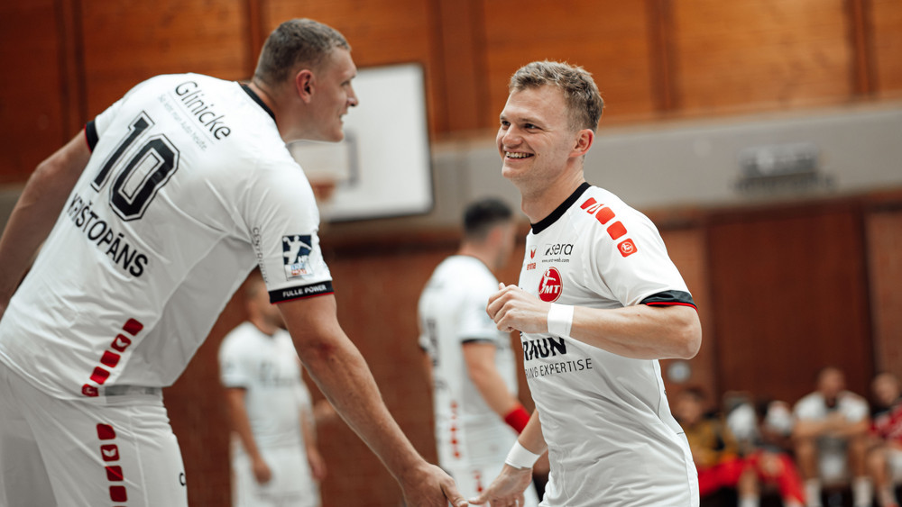 MT-Kapitän Timo Kastening (rechts) hat mit seinem Mannschaftskollegen Dainis Kristopans (links) im Moment gut Lachen.