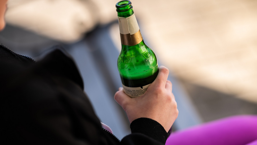  Aktuell dürfen Jugendliche ab 14 Jahren in der Öffentlichkeit alkoholische Getränke wie Bier und Wein trinken, wenn sie von einem Sorgeberechtigten begleitet werden (Symbolbild).