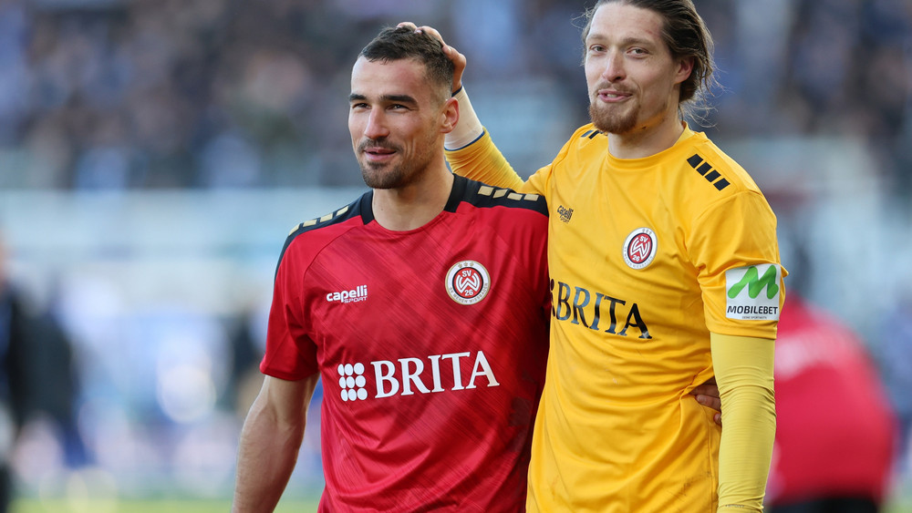 Wiesbadens Ivan Prtajin (l) und Wiesbadens Torwart Florian Stritzel nach einem Spiel (Archivbild)..