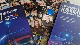 Nidderauer Feuerwehr zum Sammeln im Sticker-Album
