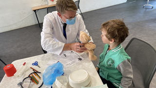 Teddyklinik in Frankfurt: Kindern die Angst vom Arzt nehmen