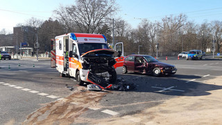 Patient lag hinten drin: Rettungswagen kracht mit Auto zusammen