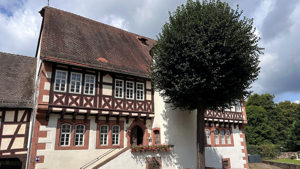 Im Amtshof vor dem Brüder Grimm-Haus in Steinau gibt es dieses Wochenende Open Air-Kino (Archivbild). 