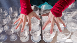 Tolle Töne mit Weingläsern und Wasser erzeugen