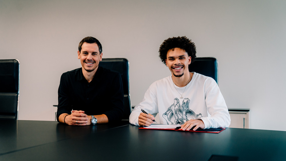 Im vergangenen Jahr wurde Nnamdi Collins mit dem BVB Deutscher A-Junioren-Meister und führte die U19 in der abgelaufenen Saison als Kapitän ins Endspiel.