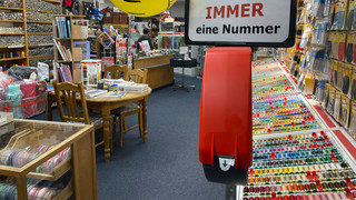 Wie auf dem Amt: Geschäft in Frankfurt führt den Nummern-Automat ein