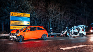 Autofahrerin in Wagen eingeklemmt - Unfall nahe Bad Schwalbach