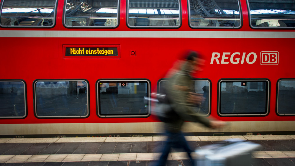 Ein unscharfes Bild von einem roten Regio-Zug.