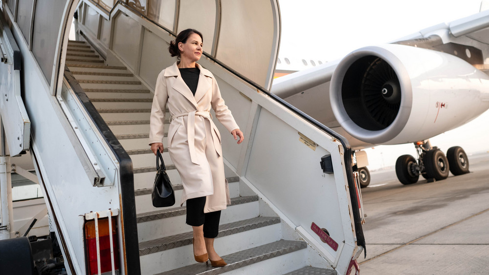 Außenministerin Annalena Baerbock (Bündnis 90/Die Grünen) musste ihren Flug zu einer einwöchigen Reise nach Australien, Neuseeland und Fidschi wegen eines Defekts am Flieger vorerst abbrechen.