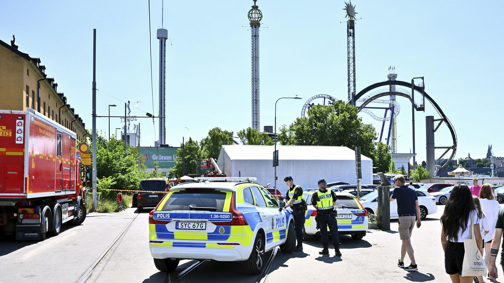 Die Polizei sperrt den Vergnügungspark «Gröna Lund» in Stockholm ab, in dem eine Achterbahn entgleist ist.