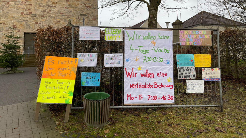 Mit Bannern hatten Eltern im Dezember auf die Probleme in der Kita aufmerksam gemacht.