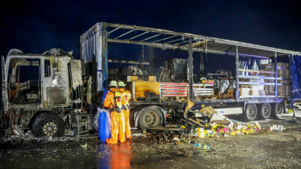 Feuerwehrleute stehen am ausgebrannten LKW. Die Autobahn A 66 musste mehrere Stunden gesperrt werden.