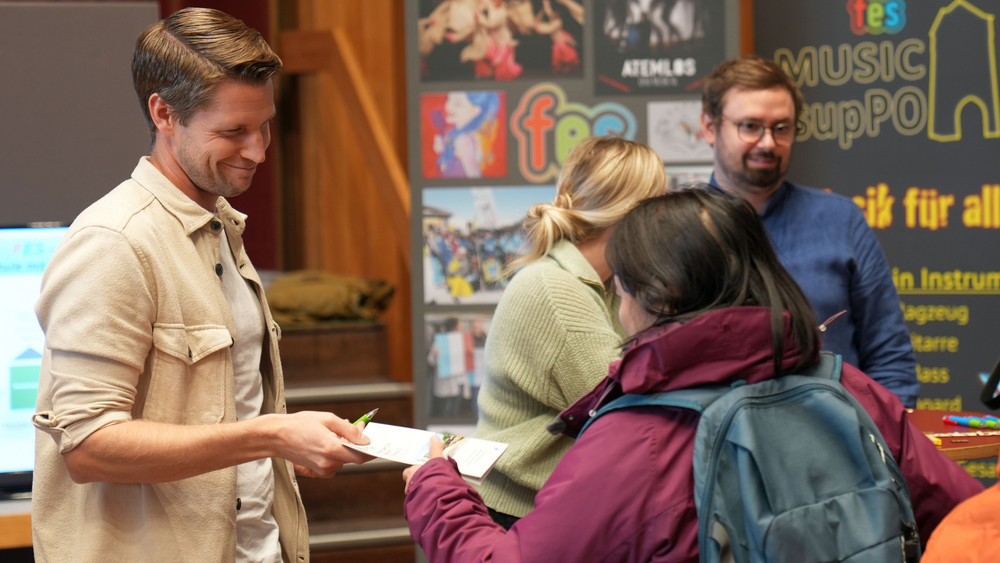 Eine Schülerin sammelt Infomaterial ein. Sie informiert sich über den Übergang zur nächsten Schule oder in eine Ausbildung.