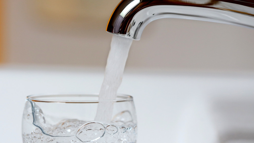 Das Trinkwasser in den Ortsteilen von Gelnhausen und Linsengericht muss nicht mehr abgekocht werden - es wurde nun ausreichend gechlort, so die Stadtwerke (Symbolbild). 