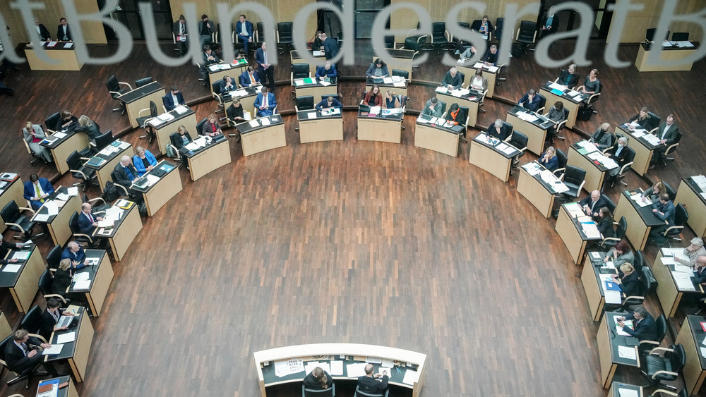 Die Ministerpräsidenten der Länder kommen im Bundesrat zur Sitzung zusammen. Die Tagesordnung umfasst rund 60 Punkte. Darunter sind 27 Gesetzesbeschlüsse aus dem Bundestag.