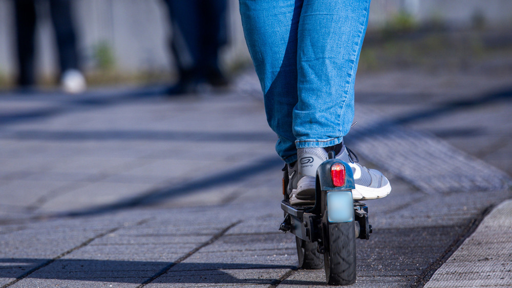 Ein 12-Jähriger hat in Hasselroth im Main-Kinzig-Kreis einen schweren Unfall verursacht (Symbolfoto).