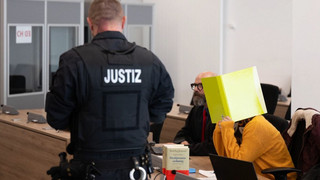 Mutmaßliche NSU-Helferin vor Gericht: Schweigen zum Prozessauftakt