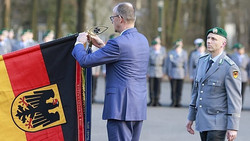 Bundeskanzler Merz ehrt "militärisches Aushängeschild" der Bundeswehr