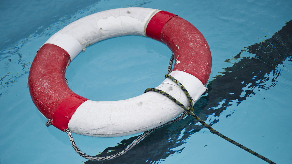 Ein Einbruch ins Freibad ist für eine Frau in Oberbayern im Krankenhaus geendet.