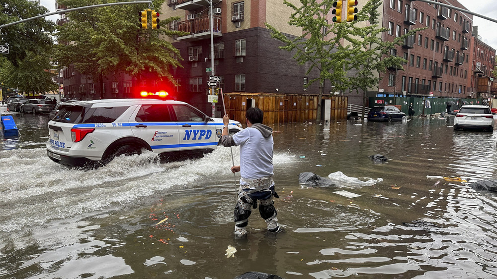 Extremer Regen hat Teile der US-Metropole New York lahmgelegt. Der Notstand wurde ausgerufen.