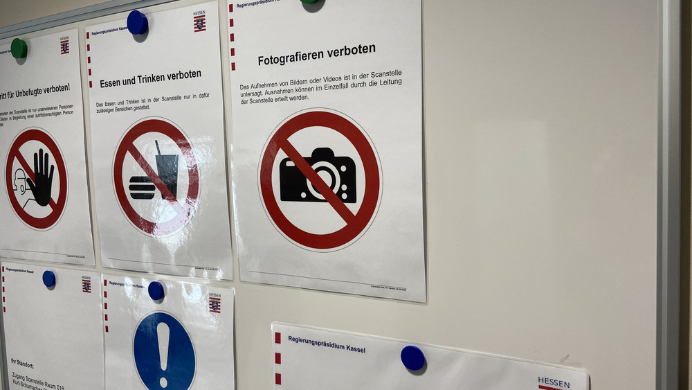 Einfach so rein kommt in die Poststelle der Bußgeldstelle niemand. Es gibt strenge Vorschriften.