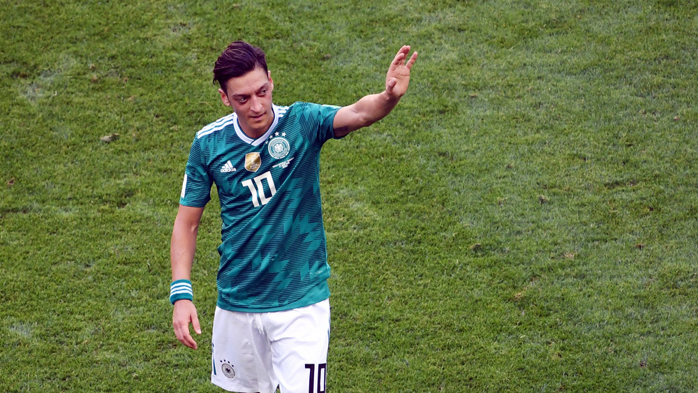 Mesut Özil verabschiedet sich von den Fans